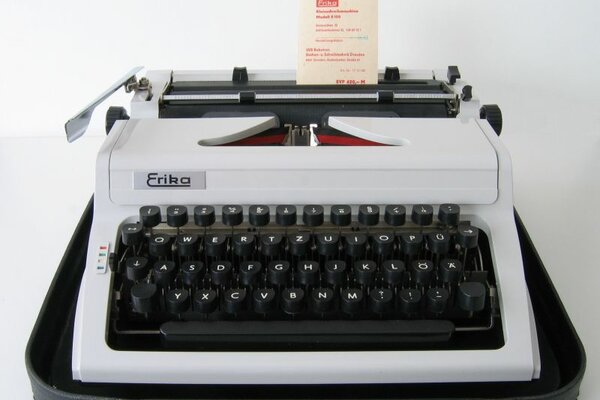 Schreibmaschine "Erika", hergestellt im April 1984 im Kombinat Robotron (DDR; damaliger Preis 420 Mark der DDR, was etwa der Hälfte eines durchschnittlichen Monatseinkommens entsprach). Foto: wikipedia.de