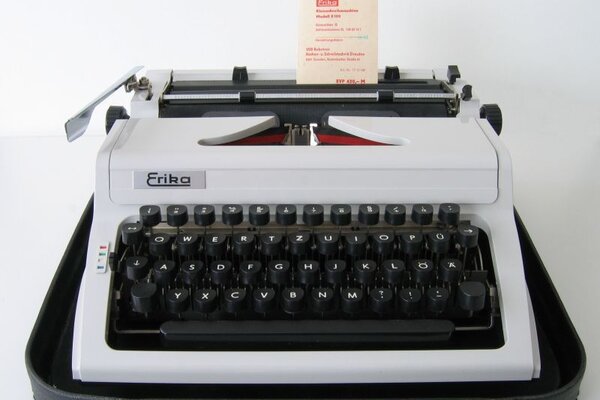 Schreibmaschine "Erika", hergestellt im April 1984 im Kombinat Robotron (DDR; damaliger Preis 420 Mark der DDR, was etwa der Hälfte eines durchschnittlichen Monatseinkommens entsprach). Foto: wikipedia.de