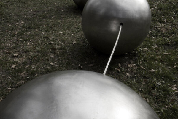 Andrea Zaumseil, „Die zerrissene Perlenkette“, 2004, Denkmal zur Erinnerung an das Flugzeugunglück bei Überlingen. Foto: Tilmann Graner 