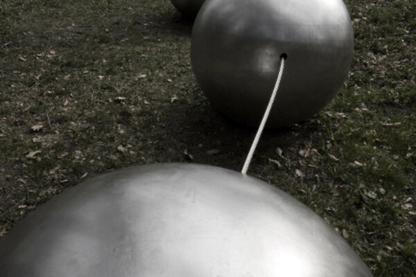 Andrea Zaumseil, „Die zerrissene Perlenkette“, 2004, Denkmal zur Erinnerung an das Flugzeugungl ück bei Überlingen. Foto: Tilmann Graner 
