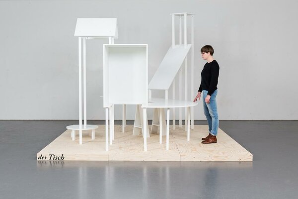 Malte Westphalen, Die im Design ignorierten Dinge, 2014, MDF, Vollholz, Seekiefer, Lack, Text, 300 x 300, 250 cm. Foto: Matthias Ritzmann