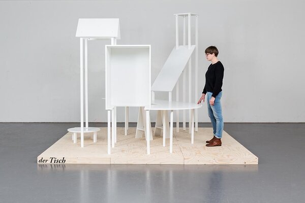 Malte Westphalen, Die im Design ignorierten Dinge, 2014, MDF, Vollholz, Seekiefer, Lack, Text, 300 x 300, 250 cm. Foto: Matthias Ritzmann