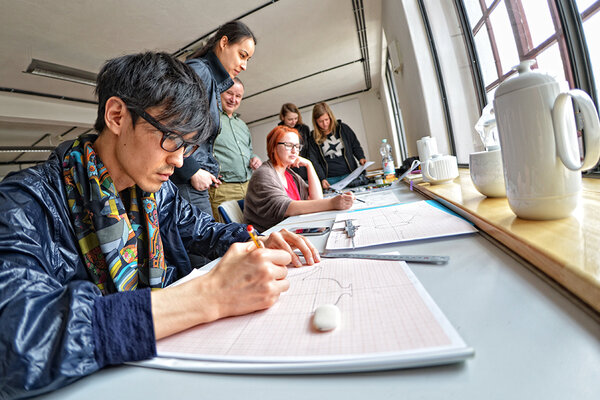 Kyungmin Lee im Zeichenseminar, Foto Florian Meidl