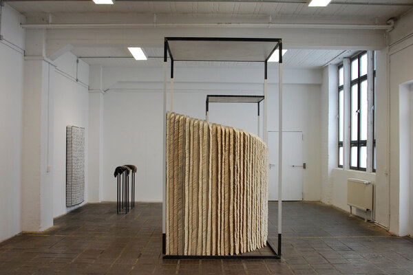 Nora Läkamp, "Cage" Metall/Holzgerüst  (160 x 260 x 300 cm) Papierspirale aus gefalteten Buchseiten (Ausstellungsansicht)