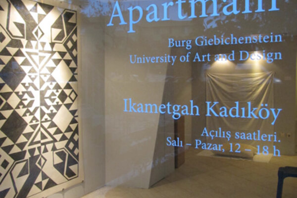 Stipendiaten der Burg präsentieren beim Galerienrundgang „İkametgah Kadıköy" in Istanbul noch bis 9. Dezember 2012 ihre Arbeiten in einem eigenen Austellungsraum. Foto: Nike Bätzner 