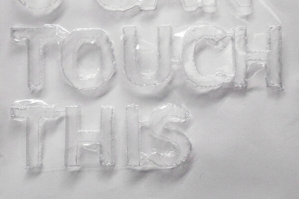 Plakat der Ausstellung der Klasse für Buchkunst zur Jahresausstellung 2026. Eine tiefgezogne, transparente Plastikfolie – zu lesen ist: U Can Touch This