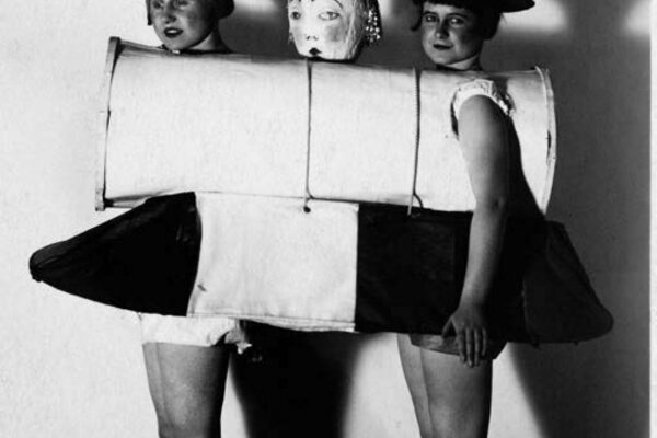 „Die Kollektiv-Girls“ zum Burgfest „Neue Sachlichkeit“, 1925. Foto: Stadtarchiv Halle (Saale)