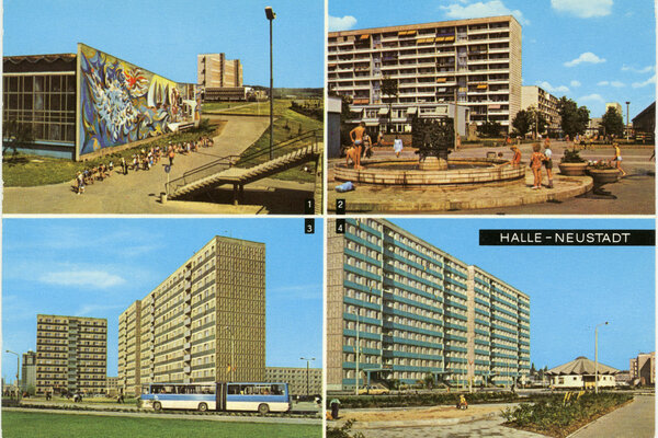 Auf einer Postkarte sind vier farbige Fotografien von Architektur in Halle-Neustadt angeordnet.