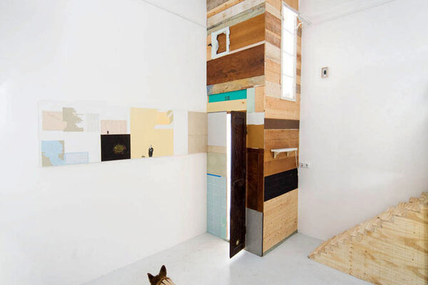 Roland Köhler, Installationsansicht („Ein Quadratmeter Wohnung“, „Treppe“, „Winterfuchs“ ...), mixed media, Hermesgebäude, 2009, Foto: René Schäffer