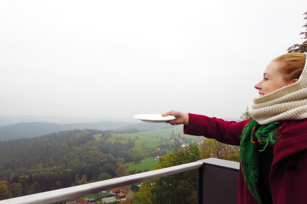 Auf dem Skywalk werden Wünsche war. Teller fliegen mit Wünschen beschrieben in die Luft und zerschellen am schroffen Berghang der Burg. Scherben bringen Glück, Foto KG