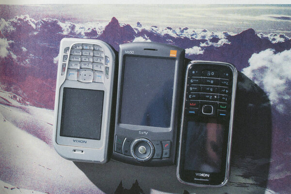 Camille Henrot, Cell phones, amateur photograph of the Alps Quelle: Camille Henrot: Prehistoric Collections. Paris: 2015, S.63