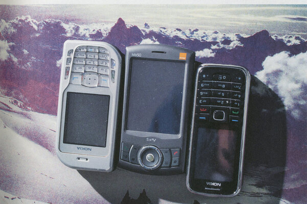 Camille Henrot, Cell phones, amateur photograph of the Alps Quelle: Camille Henrot: Prehistoric Collections. Paris: 2015, S.63