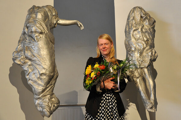 Der Kunstpreis der Stiftung der Saalesparkasse 2011 wurde vergeben an Sonja Schrader, Burg-Absolventin der Studienrichtung Bildhauerei/Figur, für ihre Diplomarbeit „Über die Liebe – Haltung und Metamorphose“; Foto: Udo W. Beier