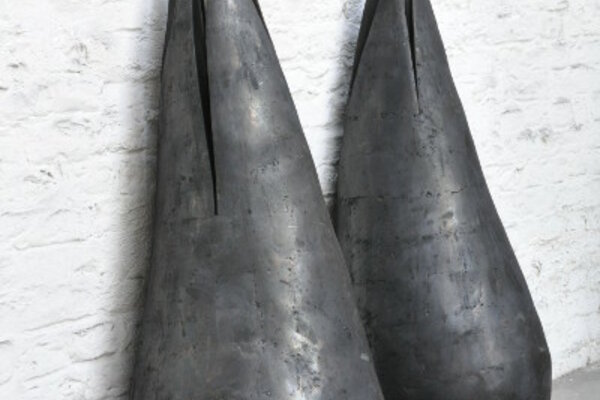 Andrea Zaumseil: "Fauces" 2010, Stahl geschweißt, zweiteilig je ca 130 x 50 x 50 cm