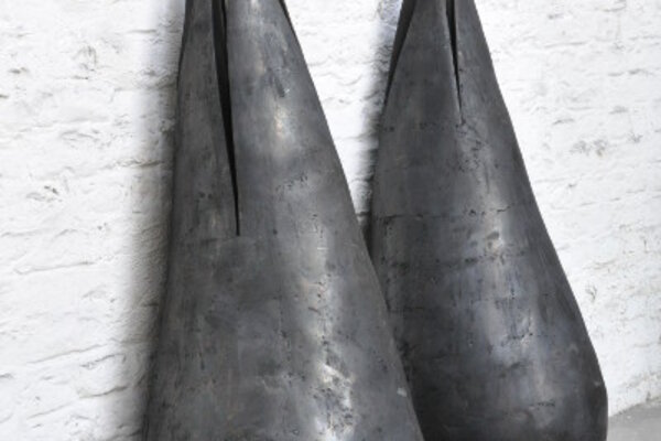 Andrea Zaumseil: "Fauces" 2010, Stahl geschweißt, zweiteilig je ca 130 x 50 x 50 cm