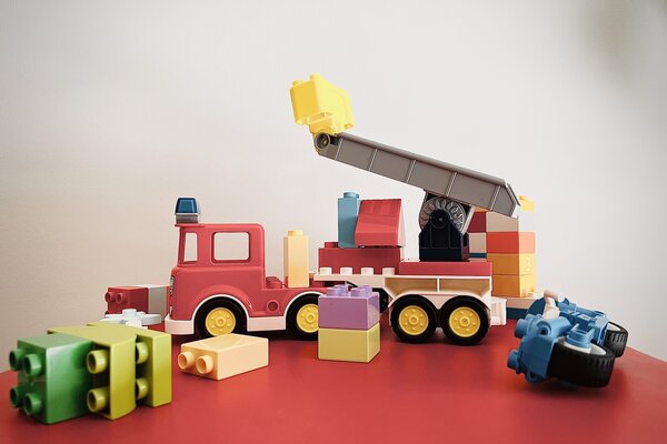 Verschiedene Lego-Bausteine, darunter ein Feuerwehrauto.