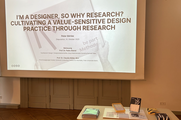 Beamer-Präsentation von Peter Sörries mit dem Titel seiner Dissertation "I'm a Designer, So Why Research?"