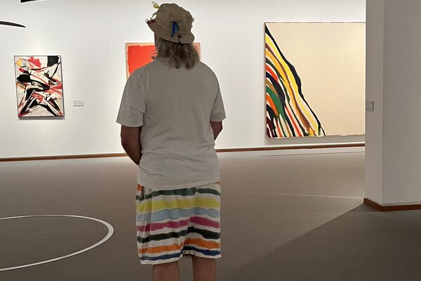 Besucher in der Neuen Nationalgalerie, Berlin, 2025, im Hintergrund ein Gemälde von Morris 
