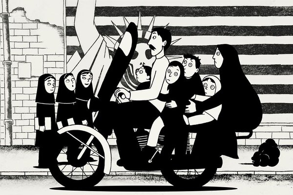 Filmstill aus dem Zeichentrickfilm: Persepolis; im Vordergrund fährt ein Mann mit vier Kindern und einer Frau auf einem Motorrad, die weiblichen Personen tragen Kopftücher; dahinter auf dem Gehsteig steht eine Dreiergruppe Mädchen, die wie Nonnen gekleidet sind, zwei von ihnen tragen ein Stück Papier unter dem Arm; im Hintergrund ist an einer Hausmauer ein riesiges Plakat mit Querstreifen und davor der Freiheitsstatue zu sehen, ihr Gesicht ähnelt einem Totenkopf