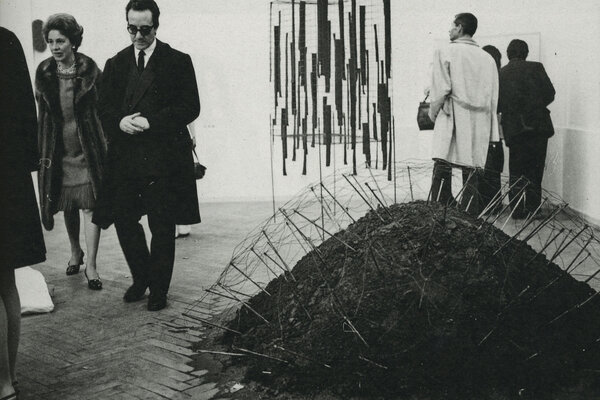 Life in your head. When attitudes become form, 1969, Kunsthalle Bern, AK: Fondazione Prada, Ca‘ Corner della Regina, Venice, Milano 2013, S. 341.