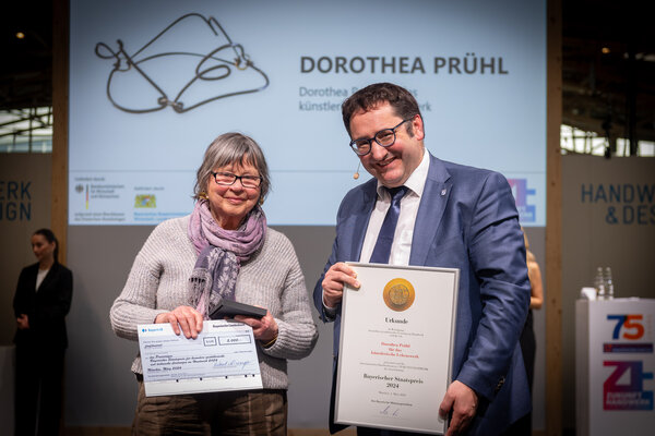 Tobias Gotthard überreicht den Bayrischer Staatspreis für Dorothea Prühl, Foto: A. Heddergott