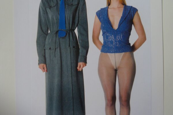 Auf der Fotografie des heute emeritierten Professors für Fotografie, Rudolf Schäfer, sind zwei Entwürfe aus der Diplomkollektion von Elke Albrecht von 1996 zu sehen.