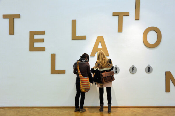 Blick in die Ausstellung „Bücher sind Reisen – Buchstaben sind Klänge“. Foto: Udo W. Beier