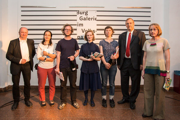 Preisverleihung zum Kunstpreis 2013 (v.l.n.r.) Prof. Axel Müller-Schöll, Nadine Adam, Claus Störmer, Frauke Jahr, Anne Baumann, Jan-Hinrich Suhr und Prof. Dr. Nike Bätzner. Foto: Matthias Ritzmann