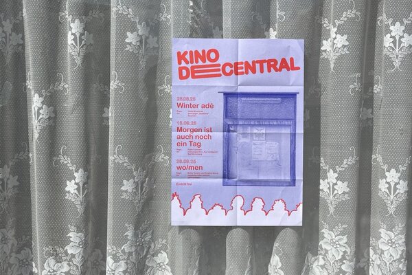 Plakat vor dem Vorhang