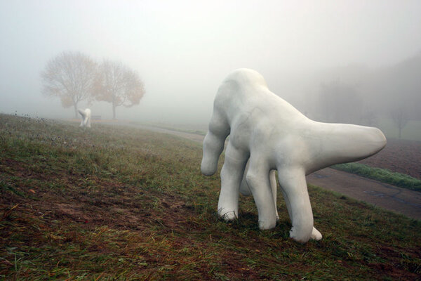 Elisabeth Howey „Glück unterwegs auf der Suche nach“, (2-teilig), Betonguss je ca. 140 x 162 x 60 cm, 2006